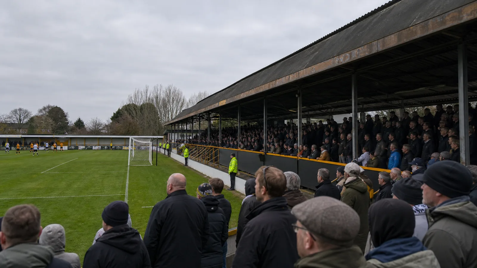 OBOS-ligaen kampdag med tribune og bane